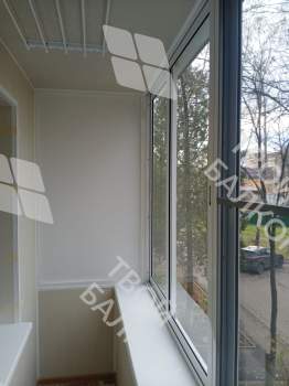 Отделка балкона под ключ с холодным остеклением и выносом остекления