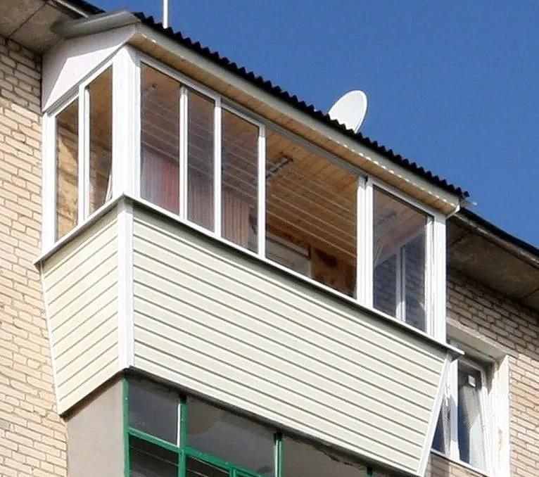 Достоинства отделки балкона профнастилом